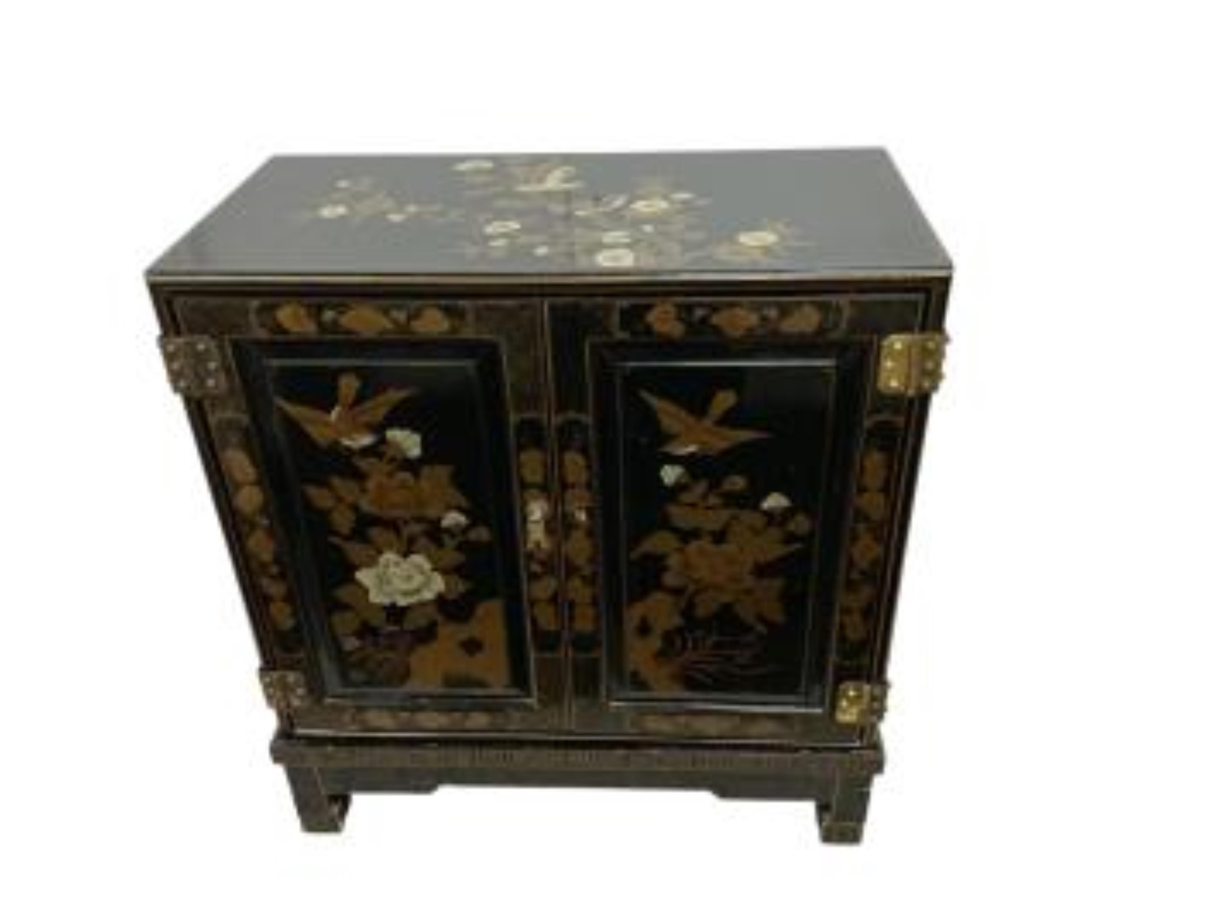 A small Chinese lacquered side cabinet, width 63cm, depth 31cm, height 67cm